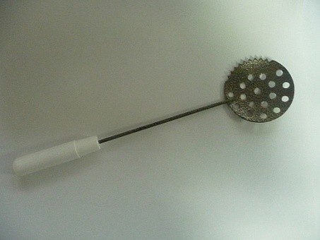 Черпак Ростзубчатый, с пенопластовой ручкой, окрашенный (ф90*3000,б=1,5), 9-00-0077