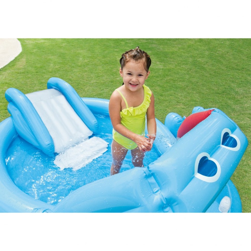 Бассейн с горкой в доме