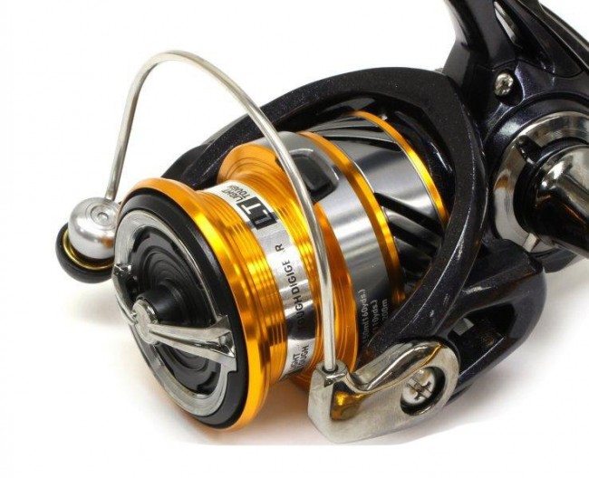 Катушка безынерционная Daiwa Revros LT1000 - 5 -2:1 - 4 подш. - вес 210г Катушка безынерционная Daiwa Revros LT1000 - 5 -2:1 - 4 подш. - вес 210г