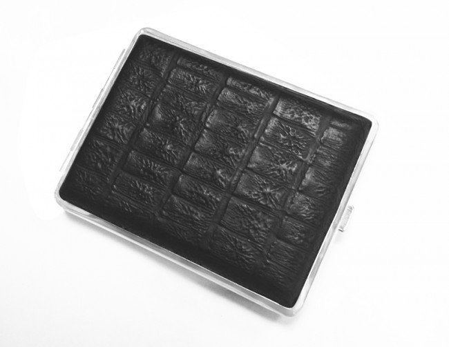 Портсигар S. Quire, сталь+натуральная кожа, черный цвет с рисунком, 74*95*18 мм Портсигар S. Quire, сталь+натуральная кожа, черный цвет с рисунком, 74*95*18 мм